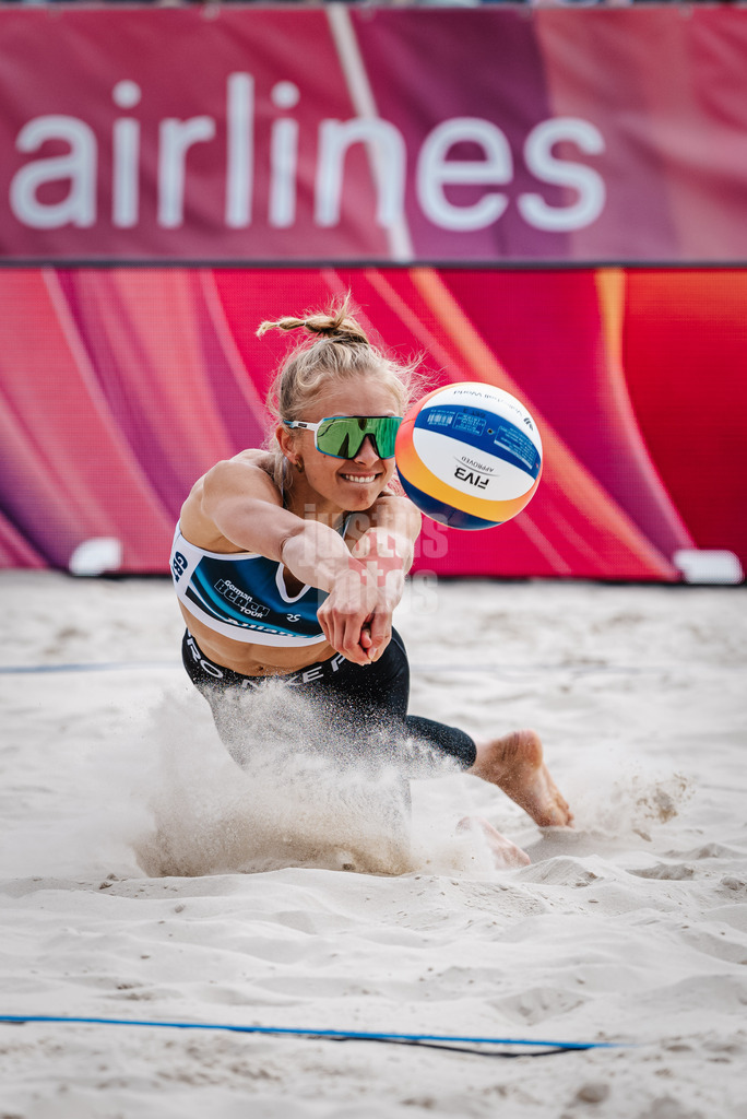 Beachvolleyball | Frauen | German Beach Tour 2024 | Tourstop Bremen | 09.06.2024 | Paula Schürholz springt zum Ball