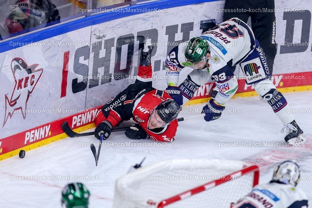 KEC15042601078 | 15.04.2026, Eishockey, DEL Halbfinale Play-Offs, Kölner Haie - Eisbären Berlin, Spiel 4, Lanxess-Arena Köln: Juhani Tyrväinen (Kölner Haie #21) fällt auf das Eis und liegt auf dem Boden im Zweikampf gegen  Leo Pföderl (Eisbären Berlin #93) 