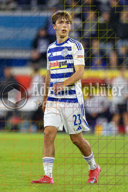 MSV Duisburg vs FC Hansa Rostock - 3. Liga | Duisburg, Deutschland, 03.10.25:   Jan-Simon Symalla (MSV Duisburg) schaut waehrend des Spiels der 3. Liga MSV Duisburg vs FC Hansa Rostock in der schauinsland-reisen-arena(Foto von Brauer-Fotoagentur / Adrian Schlueter)