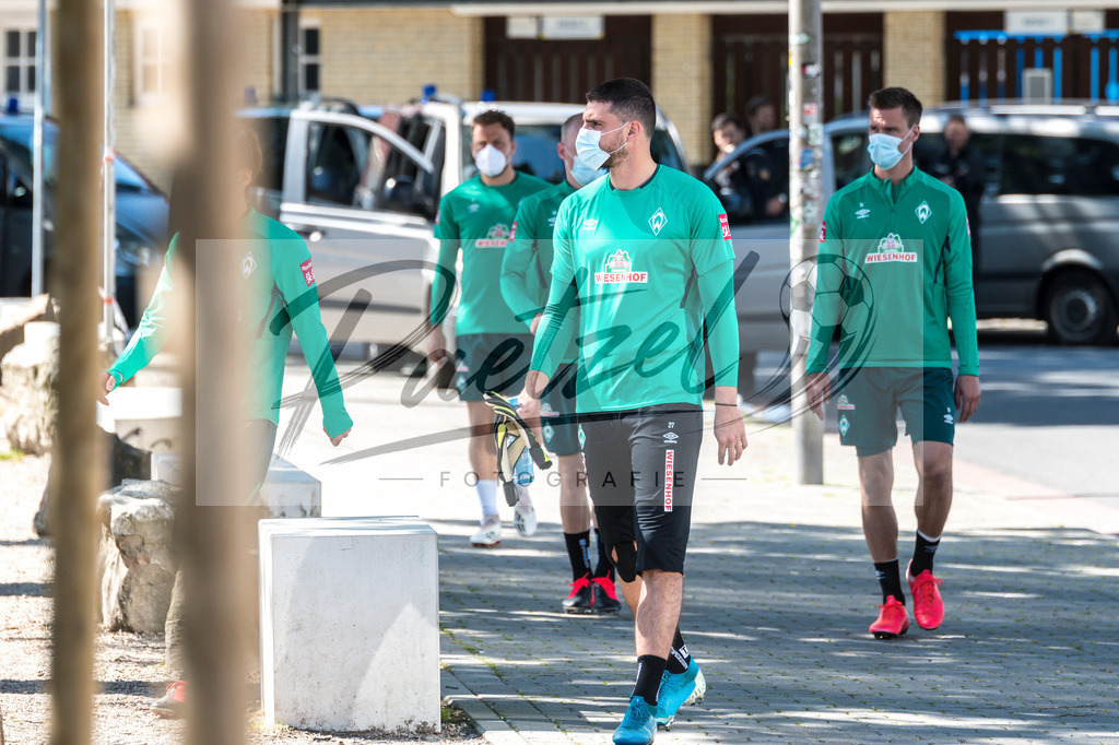 TRASVW20200521_0077 | Fussball, Herren: Stefanos Kapino (Werder Bremen) schaut auf dem Weg zum Trainingsplatz am 21.05.2020 in Bremen, Deutschland. - Realisiert mit Pictrs.com