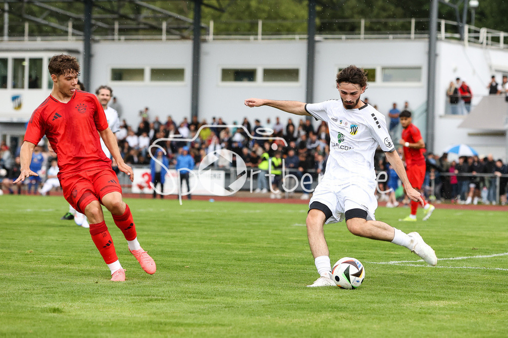 SSV Dillingen - FC Bayern Amateure | im Duell Maximilian WAGNER (FCB #9) mit einem Spieler aus Dillingen