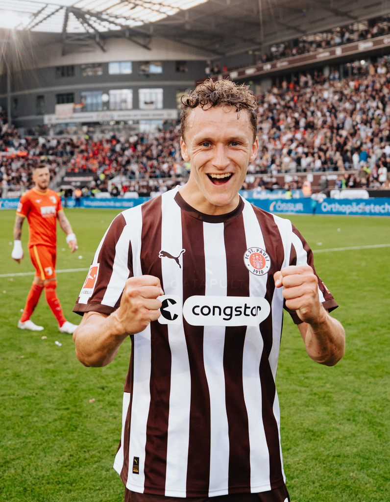 FCS05459 | Der offizielle Shop für FC St. Pauli Fotos. Wähle aus Spielszenen & Fanmomenten dein FCSP Wunschformat. Wir liefern Millerntor-Atmosphäre.