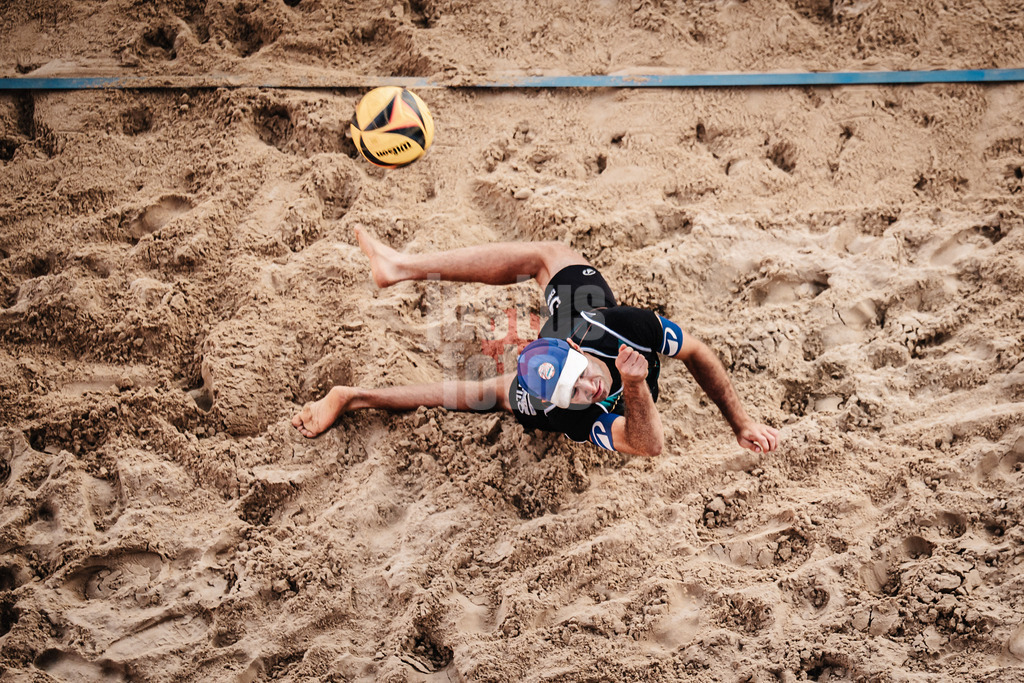 Beachvolleyball | Männer | Allianz German Beach Tour 2025 | Tourstop Berlin | 23.08.2025 | Tilo Rietschel spielt den Ball