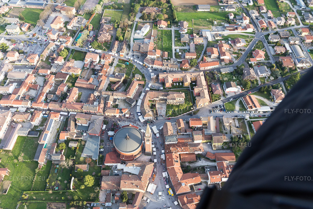 Vue aérienne: Vue de la ville à Monte Santo-Stradalta dans le département Frioul-Vénétie Julienne, Italie. Photo: IMG_105818.jpg prise le 08/04/2018 par Werner Riehm/FLY-FOTO.eu – Résolution de l'original: 5472 x 3648 px