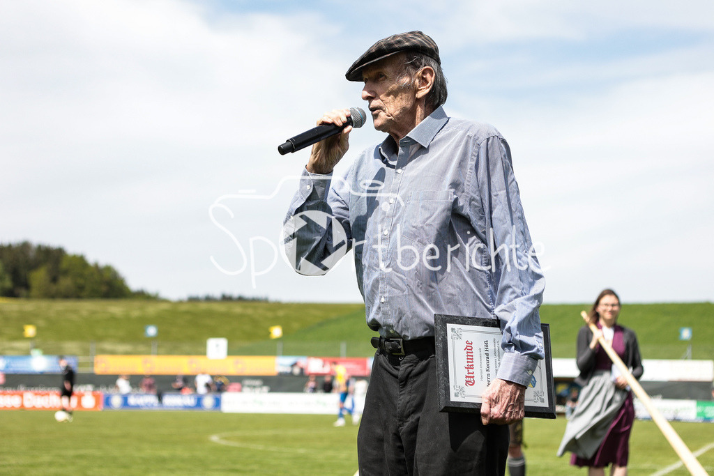 FC Pipinsried - SV Wacker Burghausen | Pipinsried Vereinslegende Konrad HOESS wird in der Halbzeit zum Ehrenpraesidenten ernannt / Ehrung / Einzelfoto / Freisteller / Urkunde