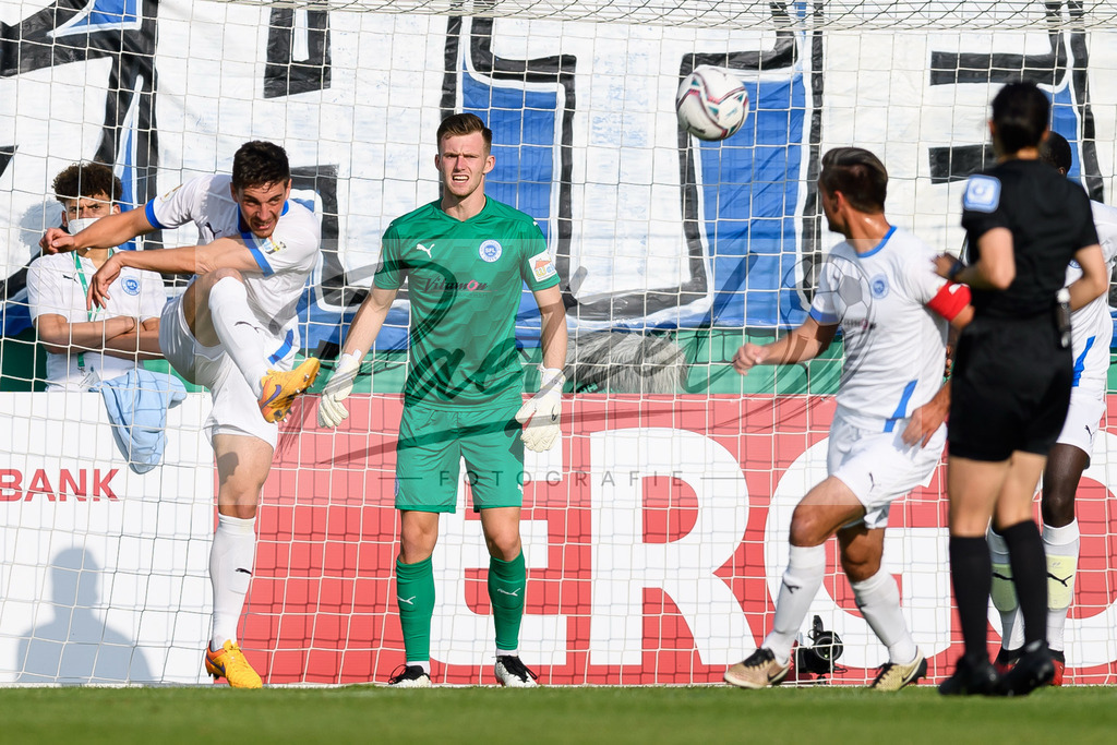 LOTKSC20210809_094 | Fussball, Herren: Luis Allmeroth (Sportfreunde Lotte) in Aktion, am Ball, Einzelaktion beim Spiel der 1. Runde im DFB-Pokal zwischen SF Lotte und Karlsruher SC im Stadion am Lotter Kreuz am 09.08.2021 in Lotte, Deutschland.DFB / DFL REGULATIONS PROHIBIT ANY USE OF PHOTOGRAPHS AS IMAGE SEQUENCES AND/OR QUASI-VIDEO. - Realisiert mit Pictrs.com