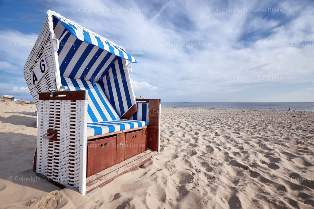 roofed wicker beach chair on baltic sea beach | roofed wicker beach chair on baltic sea beach - Realisiert mit Pictrs.com