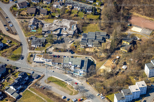 Meschede250304945 | Luftbild, Kirche ChristenGemeinde im Sauerland, kath. Kita St. Franziskus KIndergarten, Kinder- und Jugendzentrum aki - Diakonie Ruhr-Hellweg e.V., Kastanienweg, Meschede-Stadt, Meschede, Sauerland, Nordrhein-Westfalen, Deutschland
