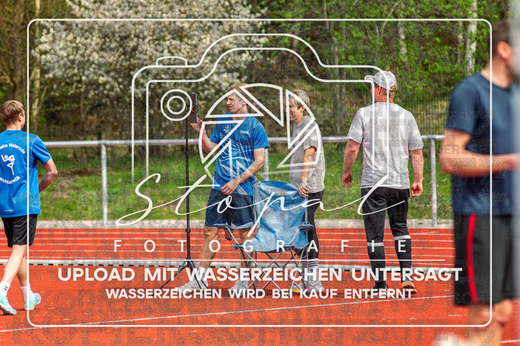 KMHK-1031 | Aaron Funck (TV Jahn Walsrode (NI)) und Annette Funck bei den Kreismeisterschaften Leichtathletik-Wurf Heidekreis 2026 im Boehmewaldstadion, Soltau (Simon Paul Stopat) - Realisiert mit Pictrs.com