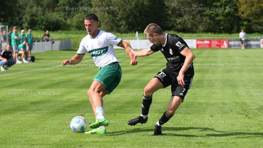 PSV Neumünster vs Heider SV | Tim Möller (PSV #21) / Marvin Wolf (Heide #7) - Fußball-Oberliga Männer 2024/2025 / PSV Neumünster vs Heider SV / PSV Stadion Platz A / Neumünster / 17.08.24 - Realisiert mit Pictrs.com