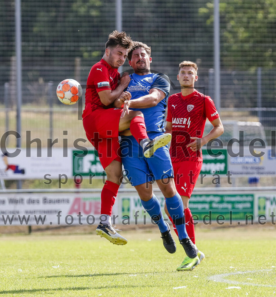 2023-07-08_132_FC_Langengeisling_gegen_TSV_Buchbach | Erding, Deutschland, 08.07.2023:
Fußball, Bezirksliga Oberbayern Ost 2023 / 2024, Testspiel, FC Langengeisling gegen TSV Buchbach, Endergebnis: 0:6

Simon Kampmann (TSV Buchbach, #3), Florian Rupprecht (FC Langengeisling, #11)

Foto: Christian Riedel / fotografie-riedel.net