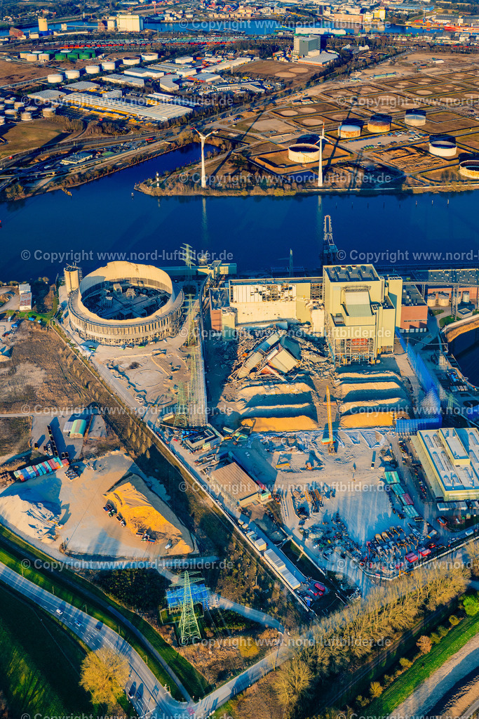 Hamburg_Moorburg_Kraftwerk_Abriss_ELS_2946280325 | HAMBURG 28.03.2025 Abrissarbeiten am den Kraftwerksanlagen des Heizkraftwerkes Vattenfall Tiefstack in Hamburg Moorburg, Deutschland. Weiterführende Informationen bei: Hagedorn Management GmbH,  Hamburger Energiewerke GmbH,  KMT Planungsgesellschaft mbH. // Demolition work on the power plant of the Vattenfall Tiefstack thermal power plant in Hamburg Moorburg, Germany. Further information at: Hagedorn Management GmbH,  Hamburger Energiewerke GmbH,  KMT Planungsgesellschaft mbH. Foto: Martin Elsen