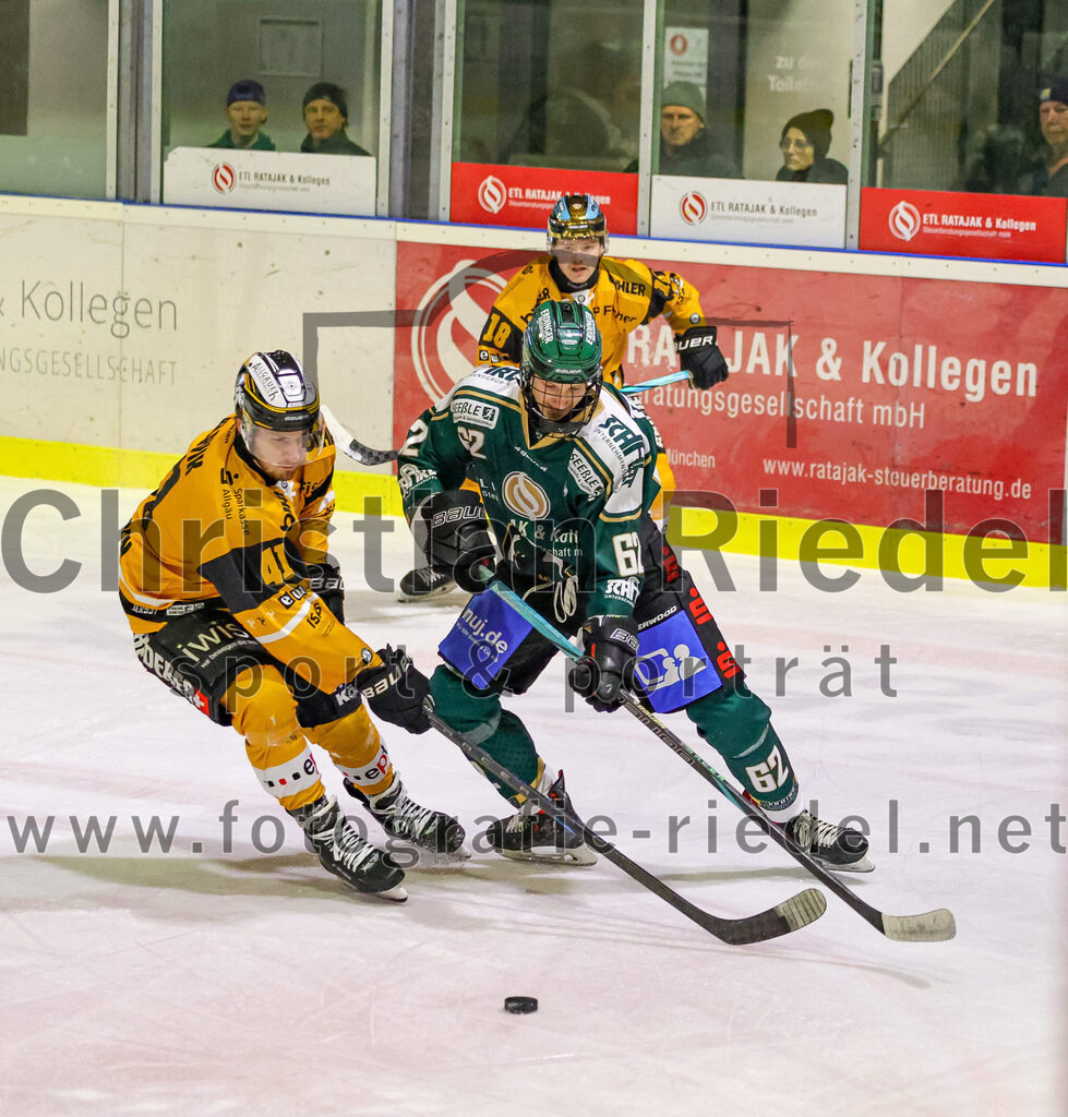 2026-02-27_099_TSV_Erding_gegen_EV_Fuessen | Erding, Deutschland, 27.02.2026:Eishockey, Oberliga Süd 2025 / 2026, 51. Spieltag, TSV Erding gegen EV Füssen, Endergebnis: 2:4Marek Slavik (EV Füssen, #41), Cristian Achim (Erding Gladiators, #62)Foto: Christian Riedel / fotografie-riedel.net