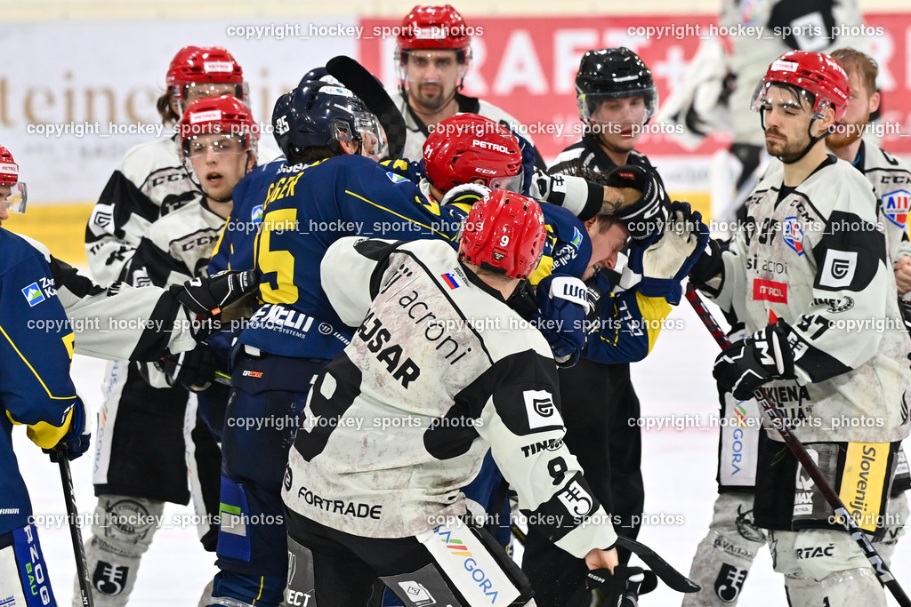 EK Zeller Eisbären vs. HDD Jesenice 1.10.2022 | #11 Ban Daniel, KANYO Tamas, Referees, #47 Glavic Gasper, Faustkampf, #40 Blomberg Niki, #91 Jezovsek Zan, #26 Rep Ozbej, #9 Rajsar Patrik