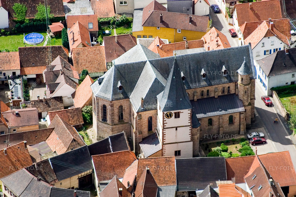 Luftbild: Kirche in der St.-Georg-Straße im Ortsteil Arzheim in Landau im Bundesland Rheinland-Pfalz in Deutschland. Foto: IMG_2149.jpg vom 24.05.2006 durch Werner Riehm/FLY-FOTO.de
