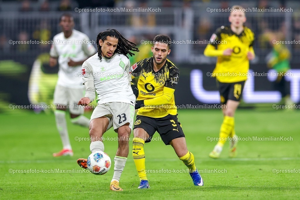 BVB13012601062 | 13.01.2026, Fußball, Borussia Dortmund - SV Werder Bremen,, 1. Fußball Bundesliga, 17. Spieltag, Signal Iduna Park, Saison 2025 2026: Isaac Schmidt (SV Werder Bremen #23) im Zweikampf gegen  Yan Couto (BVB #02)  DFB regulations prohibit any use of photographs as image sequences and or quasi-video.