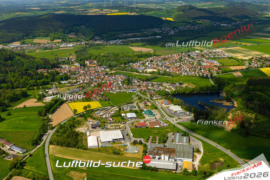 Das Luftbild der Stadt Mitwitz wurde 2022 vom Flugzeug heraus erstellt (keine Drohnen-Aufnahmen) Aufnahmehöhe ca.450 Meter- hohe Bildauflösung und Druck-Qualität. Garantiert!