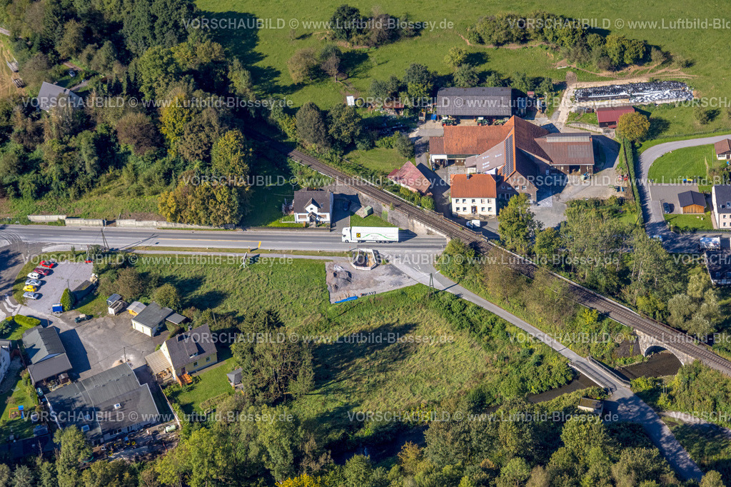 Balve230907767 | Luftbild, Eisenbahnlinie mit Brücke über die Bundesstraße B229 und den Fluss Hönne, Baustelle, Helle, Balve, Sauerland, Nordrhein-Westfalen, Deutschland