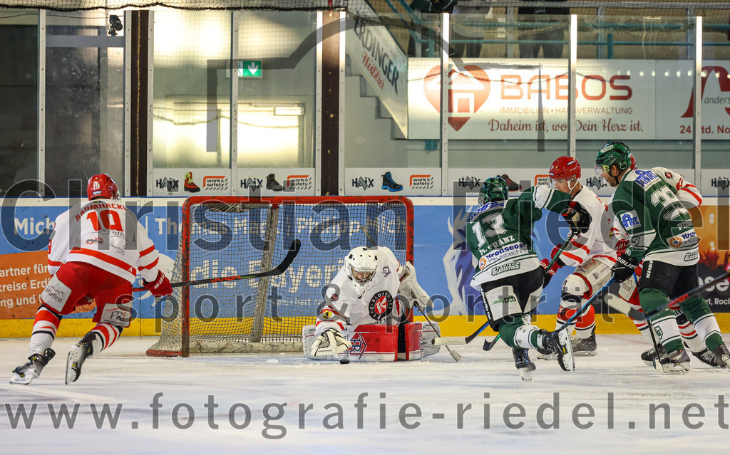 2023-09-10_038_TSV_Erding_gegen_EHC_Klostersee | Erding, Deutschland, 10.09.2023:
Eishockey, Bayernliga 2023 / 2024, Testspiel, TSV Erding gegen EHC Klostersee, Endergebnis: 10:1

Matthias Baumhackl (EHC Klostersee, #19), Torwart Daniel Arendas (EHC Klostersee, #3), Michael Franz (Erding Gladiators, #13), Thomas Plihal (Erding Gladiators, #39)

Foto: Christian Riedel / fotografie-riedel.net