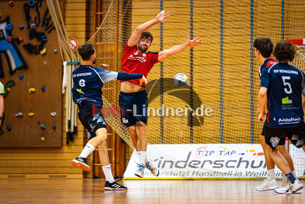 TSV Weiheim gegen TSV Herrsching II | Handball Bezirksoberliga Herren 2025/26, TSV Weiheim gegen TSV Herrsching II, 20251025,Andreas KUNZ (TSV Weilheim 6) verteidigt,2025-10-25 in Weilheim (Jahnhalle)Andreas KUNZ (TSV Weilheim 6)Copyright: WolfgangxLindner