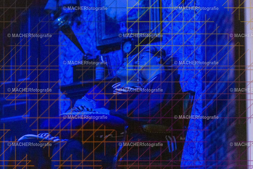 305_MFL-2025 | Portraitbilder von Regisseur; Darsteller; Techniker; Maske; Kostüme; Chor; Musiker; Bilderserie der Generalprobe und der Premierenvorstellung, Szenenbilder; Ausdrucksstudien; Bühnenüberblick; Bühnenkulissen; Pressefotos inkl. Redaktionsfoto Darstellergruppe.