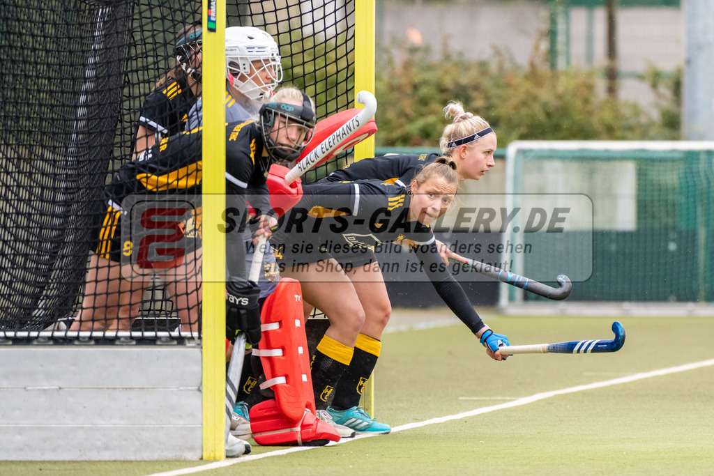 HK_20230401_106616-2 | 1. Bundesliga Damen Düsseldorfer HC - Harvestehuder THC  am 1.4.2023 DHC Düsseldorf, Düsseldorf , Martin Pelegrina Teresa ( Harvestehuder THC #13 ) , Saenger Laura ( Harvestehuder THC #8 )