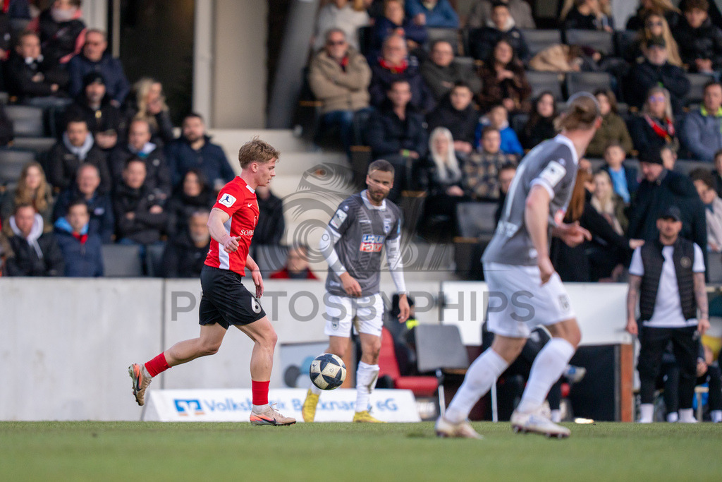 SG Sonnenhof Grossaspach vs. SSV Ulm 1846 Fussball, Fussball, WFV-Pokal, Viertelfinale, 01.04.2026 | Christian Mistl (SG Sonnenhof Grossaspach, #06) am Ball,SG Sonnenhof Grossaspach vs. SSV Ulm 1846 Fussball, Fussball, WFV-Pokal, Viertelfinale, 01.04.2026
