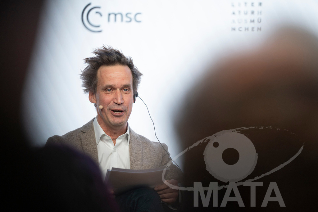 _DWA2758 | Die MSC Security and Literature Series der Münchner Sicherheitskonferenz wird von der ZEIT mitveranstaltet und vom Literaturhaus München unterstützt. Am Donnerstag, 12. Februar (19-20 Uhr), spricht Autor Serhiy Zhadan aus Charkiw mit Chrystia Freeland, Sonderbeauftragte für den Wiederaufbau der Ukraine und ehemalige stellvertretende Premierministerin Kanadas, über die Zukunft der Ukraine - Realisiert mit Pictrs.com