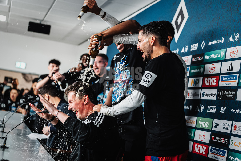 Fußball | Männer | Saison 2024/2025 | 2. Fußball-Bundesliga | 33. Spieltag | Hamburger SV vs. SSV Ulm 1846 | 10.05.2025 | Trainer Merlin Polzin (HSV) erhält während der Pressekonferenz eine Bierdusche von seinen Spielern