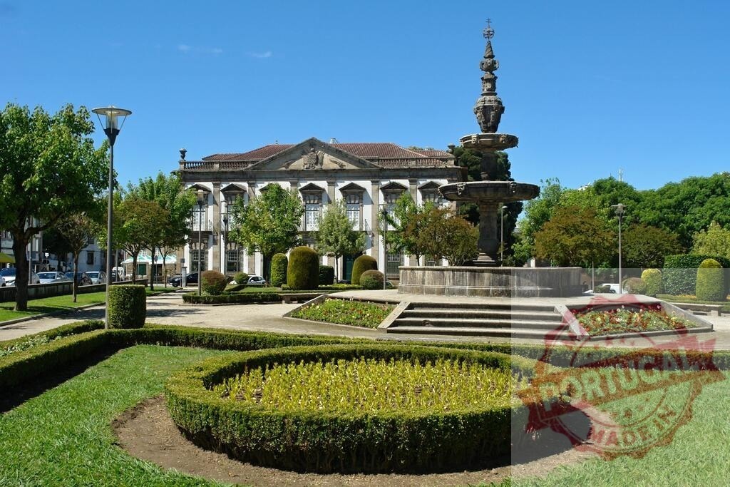 Campo de São Francisco fountain Guimarães Portugal historic landmark garden. Norte - Portugal | Campo de São Francisco, Guimarães, features a stone fountain, historic building, and manicured green garden - Realized with Pictrs.com