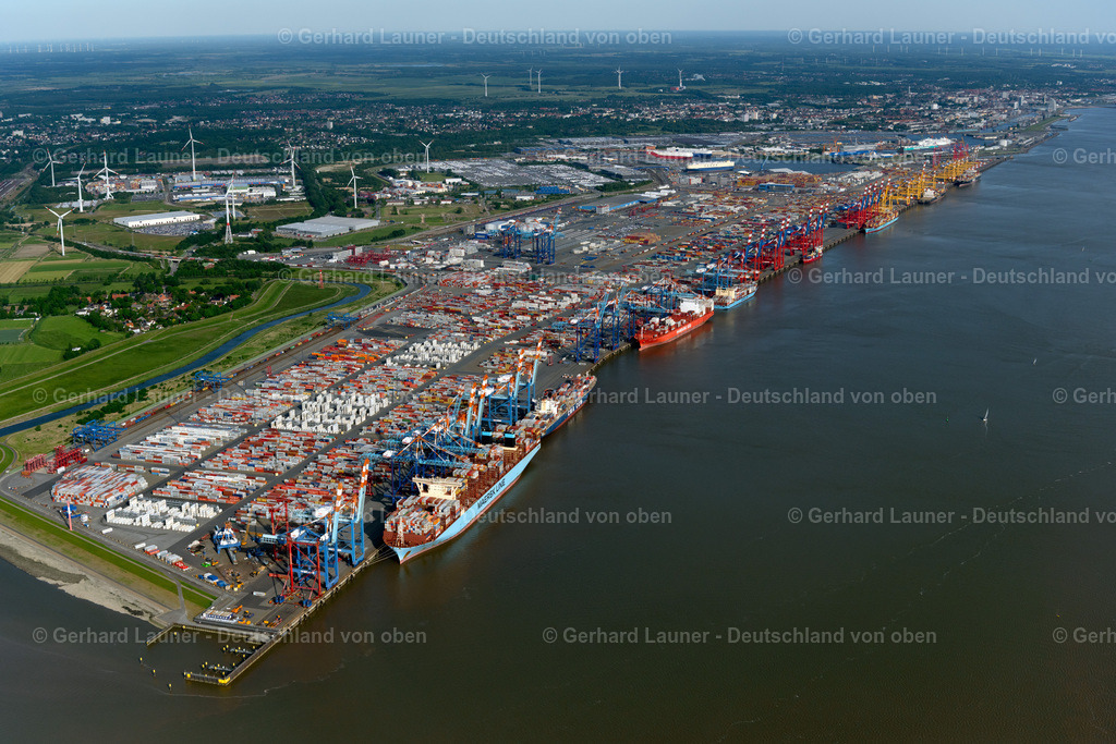4030512 | BREMERHAVEN 01.06.2020 Hafenanlagen und Terminals mit Lagerhallen, Speditions und Logistikunternehmen und vielen Containern im Stadtbremischen Überseehafen an der Weser- Mündung in Bremerhaven im Bundesland Bremen. Weiterführende Informationen bei: Stadt Bremerhaven. // Docks and terminals with warehouses, freight forwarding and logistics companies and lots of containers by the mouth of the Weser in Bremerhaven in the state Bremen. Further information at: Stadt Bremerhaven. Foto: Gerhard Launer