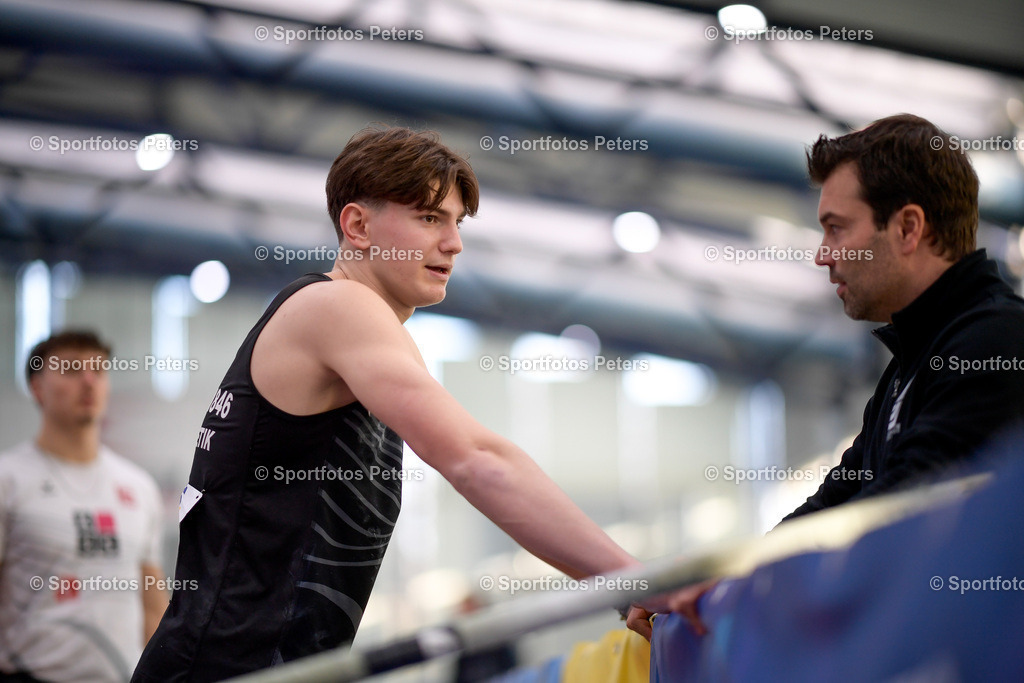 250208_xkaix_DM Mehrkampf_48 | 08.02.2025, xkaix, Leichtathletik 20. Deutsche Meisterschaften, Mehrkampf Halle v.l. Theodor Keller (SSV Ulm 1846) mit Florian Bauder - Realisiert mit Pictrs.com