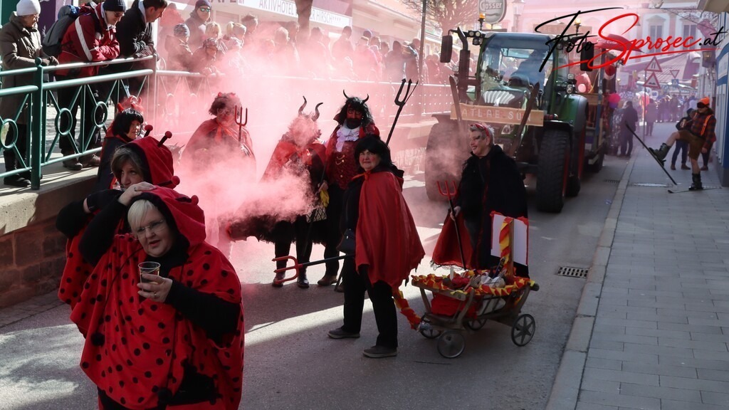 fasching-mariazell2025 (32) | Mit meiner Kamera halte ich besondere Augenblicke, faszinierende Landschaften und interessante Details fest. Dabei entstehen ganz unterschiedliche Aufnahmen – von stimmungsvollen Landschaftsfotografien und beeindruckenden Drohnenaufnahmen über Pressefotos - Realisiert mit Pictrs.com