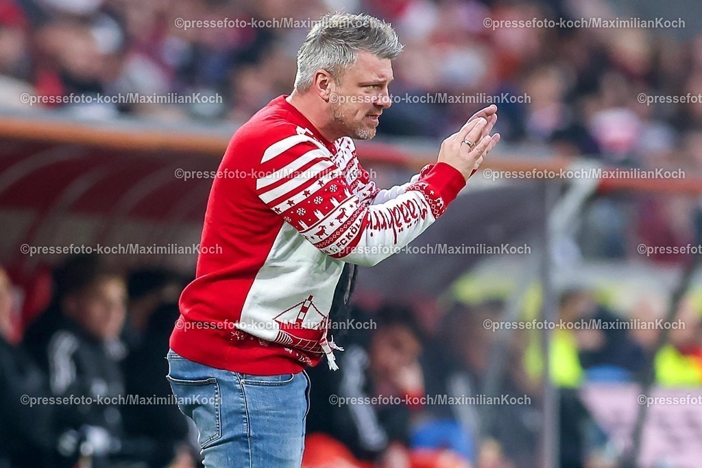 1FC20122501026 | 20.12.2025, Fußball, 1. FC Köln - FC Union Berlin, 1. Fußball Bundesliga, 15. Spieltag, RheinEnergie-STADION, Saison 2025 2026: Cheftrainer Lukas Kwasniok (1FC Koeln #hc) gestikulierend am Spielfeldrand   DFB regulations prohibit any use of photographs as image sequences and or quasi-video.