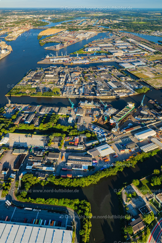 Hamburg_Steinwerder_ELS_2531210823 | HAMBURG 09.08.2023 Hafenanlagen am Ufer des Hafenbeckens im Stadtteil Steinwerder in Hamburg. // Port facilities on the banks of the harbor basin in the Steinwerder district in Hamburg. Foto: Martin Elsen