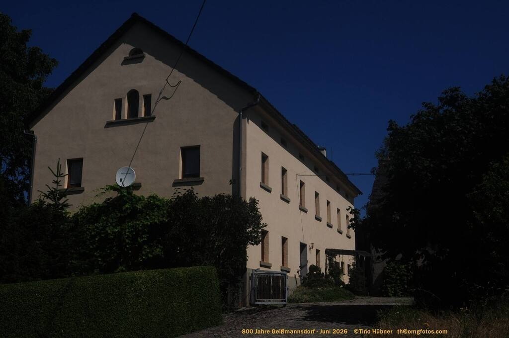 Geißmannsdorf-2026-Ortsbilder-017 | Geißmannsdorf bei Bischofswerda im Sommer 2026. Ein fotografischer Streifzug durch das Dorf Geißmannsdorf, mit Gebäuden, Straßen, Strohpuppen und geschmückten Vorgärten und Grundstücken anlässlich der 800-Jahr-Feier von Geißmannsdorf im Juni 2026 - Realisiert mit Pictrs.com