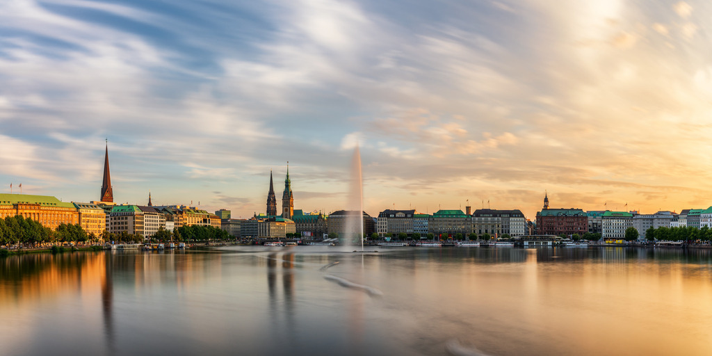 10240804 - Abendlicht an der Binnenalster | Herrlicher Panoramablick über die Binnenalster am Abend.