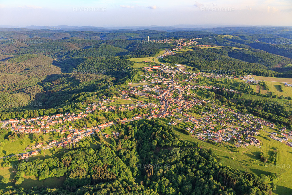 Luftbild: Ortsansicht aus Norden in Lemberg im Bundesland Moselle in Frankreich. – Foto: IMG_107252.jpg vom 18.05.2018 durch Werner Riehm/FLY-FOTO.de – Auflösung des Originals: 5472 x 3648 px