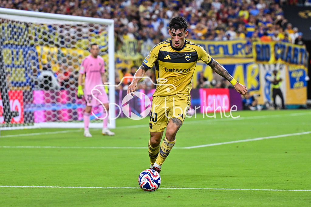 FC Bayern München - Boca Juniors | am Ball Lautaro Di LOLLO (Boca Juniors 40) / Einzelfoto / Freisteller / FIFA Club World Cup: FC Bayern Muenchen - Boca Juniors, Hard Rock Stadium am 20.06.2025 / NOT FOR SALE IN USA