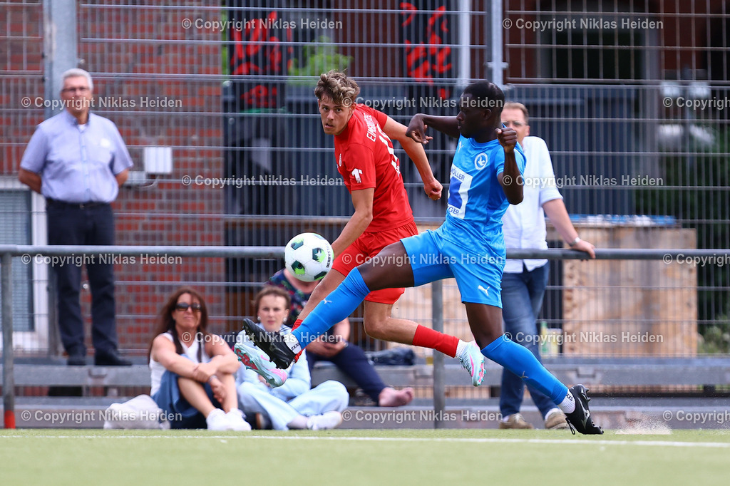 NH_USCPaloma_EimsbüttelerTV_Testspiel_11072025 | #47 Quincy Adjei (USC Paloma), #18 Jonas Hinz (Eimsbütteler TV)Fußball I Herren I Testspiel I Saison 2025-2026  I USC Paloma - Eimsbütteler TV I 11.07.2025 I Jonny-Rehbein-Sportplatz