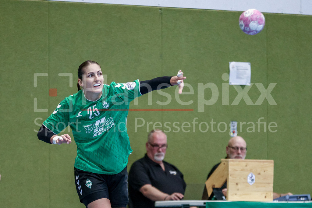 Handball, 2. Bundesliga Frauen, SV Werder Bremen - 1. FSV Mainz 05 | Anna Lena Bergmann (SV Werder Bremen, 25) am Ball, Spielszene, Aktion, Action