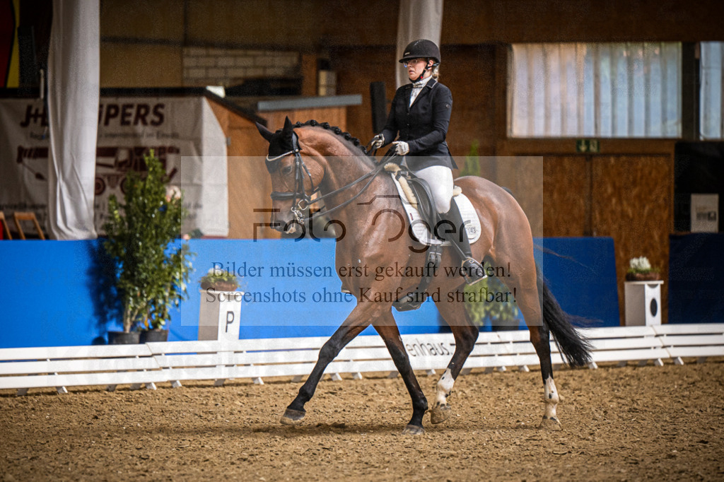 DOS_2051 | Entdecke hochwertige Reitturnierfotos von Foto Oger. Professionell, emotional und authentisch – jetzt Lieblingsmomente im Shop bestellen.Deutschlandweite Turnierfotografie. - Realisiert mit Pictrs.com