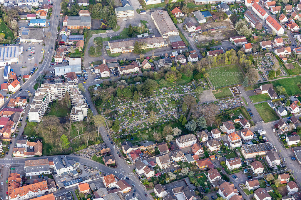 Friedhof www.bad-bergzabern.de/ | Luftbild: Friedhof www.bad-bergzabern.de/ in Bad Bergzabern im Bundesland Rheinland-Pfalz in Deutschland. Foto: IMG_131203.jpg vom 12.04.2022 durch ©2025 Werner Riehm fly-foto.de/copyright - Realisiert mit Pictrs.com