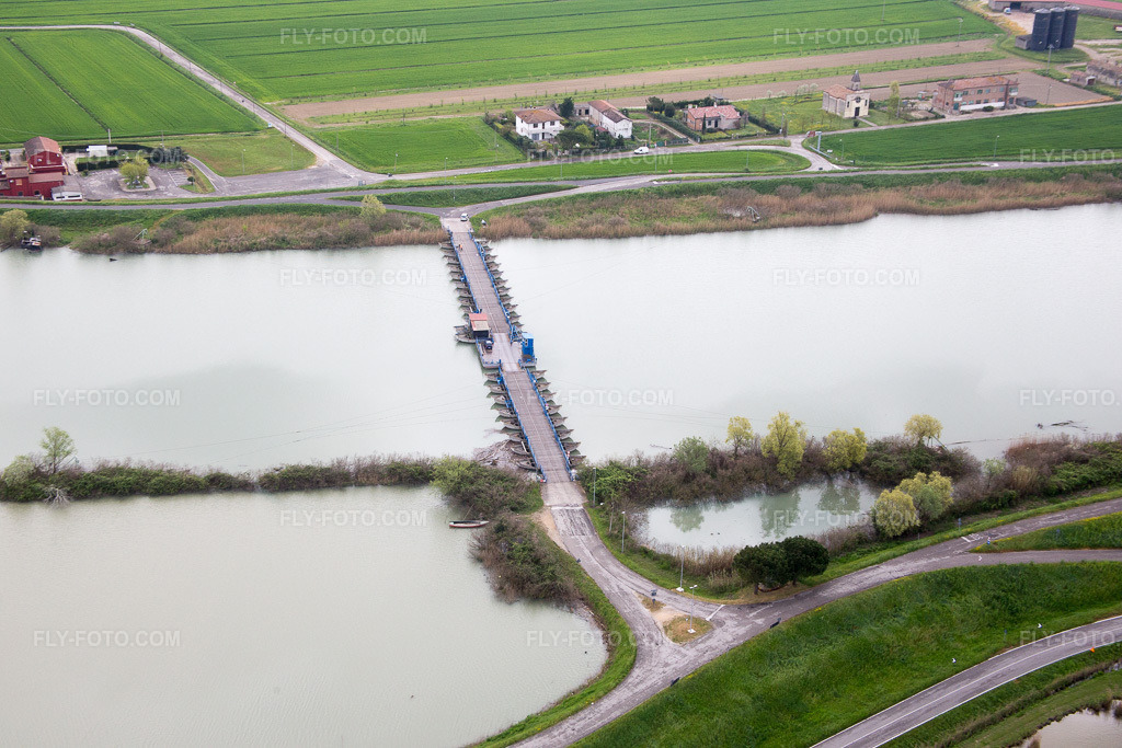 Aerial view: View of the town in Gorino in the state Veneto, Italy. – Photo: IMG_087639.jpg taken on 04/09/2016 by Werner Riehm/FLY-FOTO.com – Resolution of the original: 5472 x 3648 px