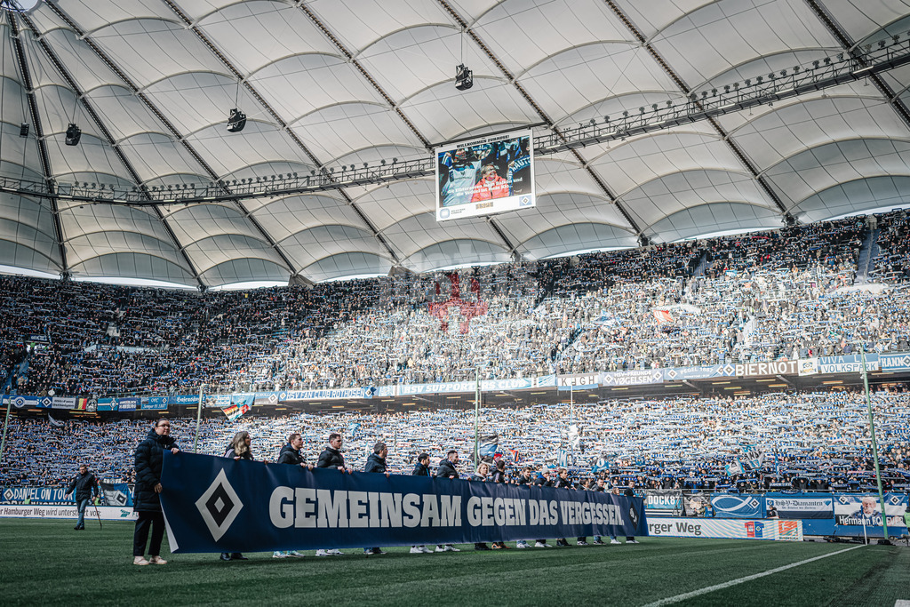 Fußball | Männer | Saison 2023/2024 | 2. Fußball-Bundesliga | 19. Spieltag | Hamburger SV vs. Karlsruher SC | 28.01.2024 | vor dem Spiel der Banner 'Gemeinsam gegen das Vergessen'