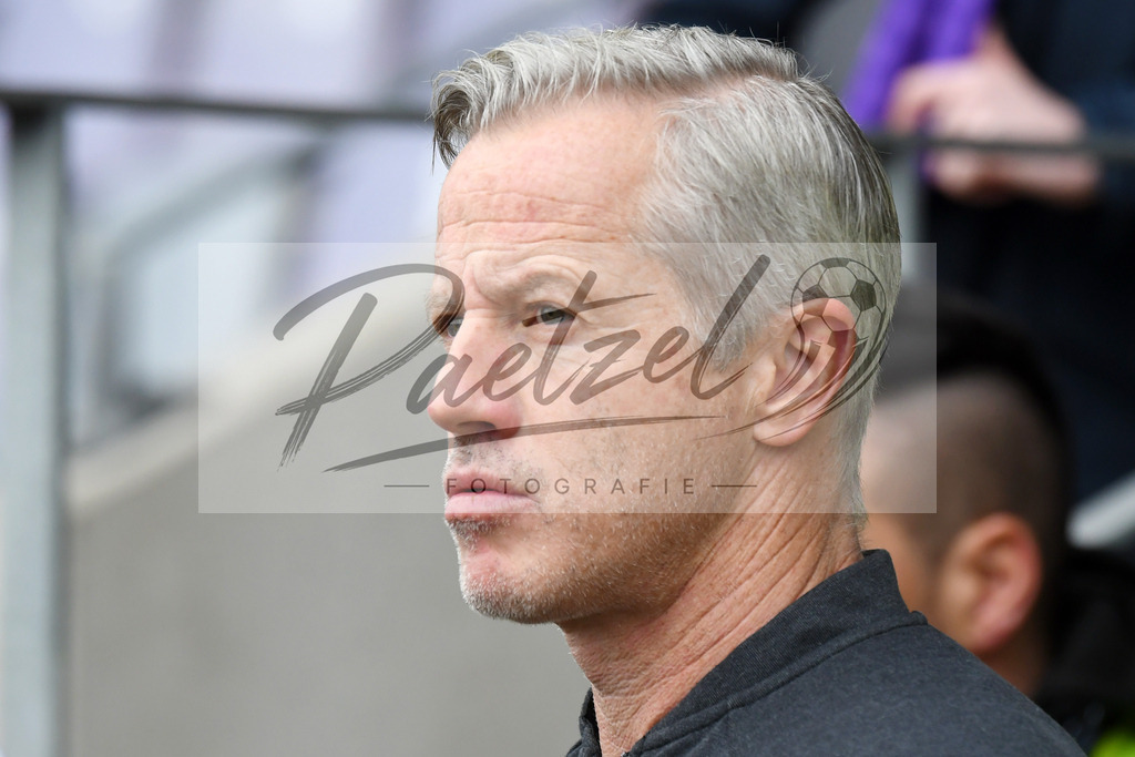 20200208_OSNFCN_0013 | Fußball, Herren: Trainer Jens Keller (1. FC Nuernberg) schaut waehrend des Spiels der 2. Bundesliga zwischen VfL Osnabrueck und 1. FC Nuernberg im Stadion an der Bremer Bruecke am 08.02.2020 in Osnabrueck, Deutschland.DFB / DFL REGULATIONS PROHIBIT ANY USE OF PHOTOGRAPHS AS IMAGE SEQUENCES AND/OR QUASI-VIDEO. - Realisiert mit Pictrs.com