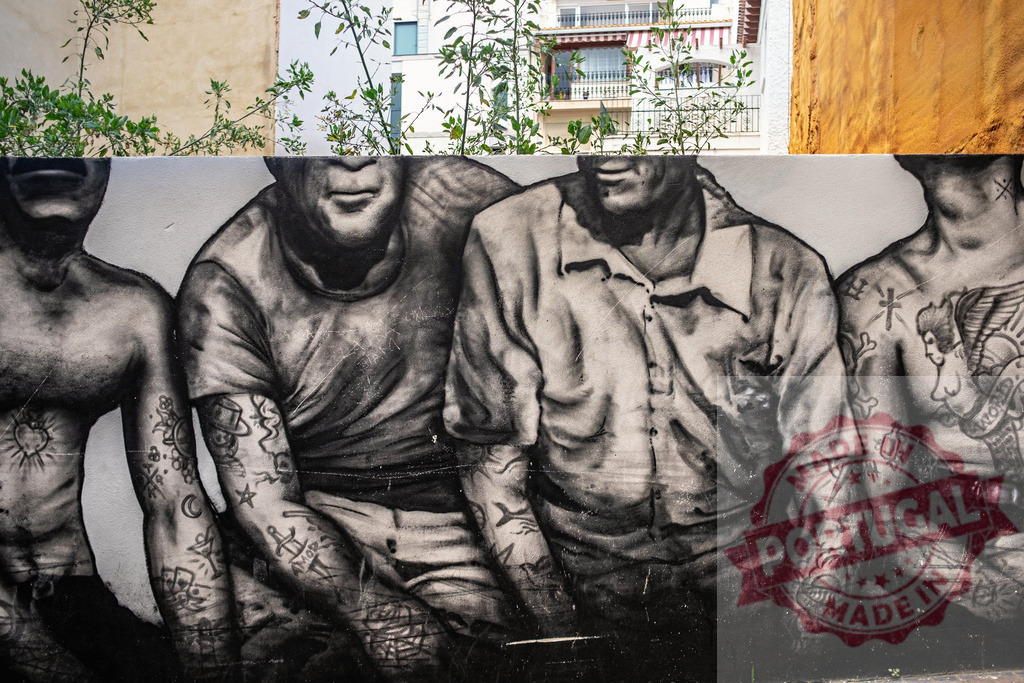 Urban street art mural depicting tattooed men | Black and white street art mural portraying four men with various tattoos on a wall - Realisiert mit Pictrs.com