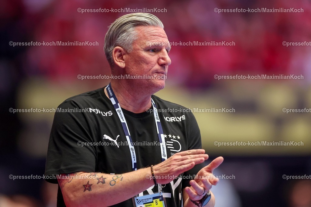 EHF18012602050 | 18.01.2026, Handball, Men's EHF EURO 2026, Dänemark - Rumänien, Jyske Bank Boxen in Herning, Dänemark, Preliminary Round:  Headcoach Nikolaj Jacobsen (Denmark #hc) gestikulierend am Spielfeldrand  
