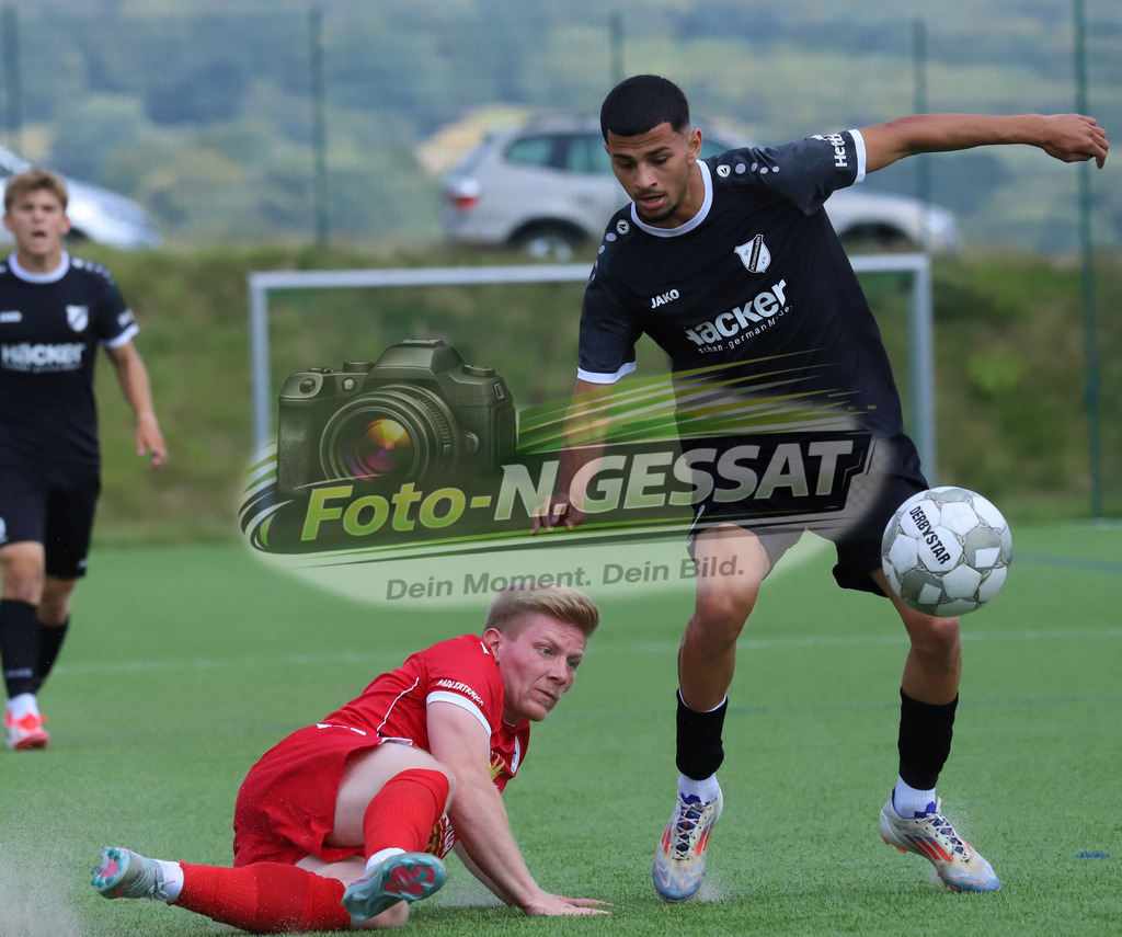 SV Rödinghausen II - FC Preußen Espelkamp | Auf dem Bild zu sehen: schwarz SV Rödinghausen II: Ziad Nas Baris  ; rot FC Preußen Espelkamp: Rene FreimuthSV Rödinghausen II, FC Preußen Espelkamp, Saison 25/26, Westfalenliga, Rödinghausen, Deutschland - Realisiert mit Pictrs.com