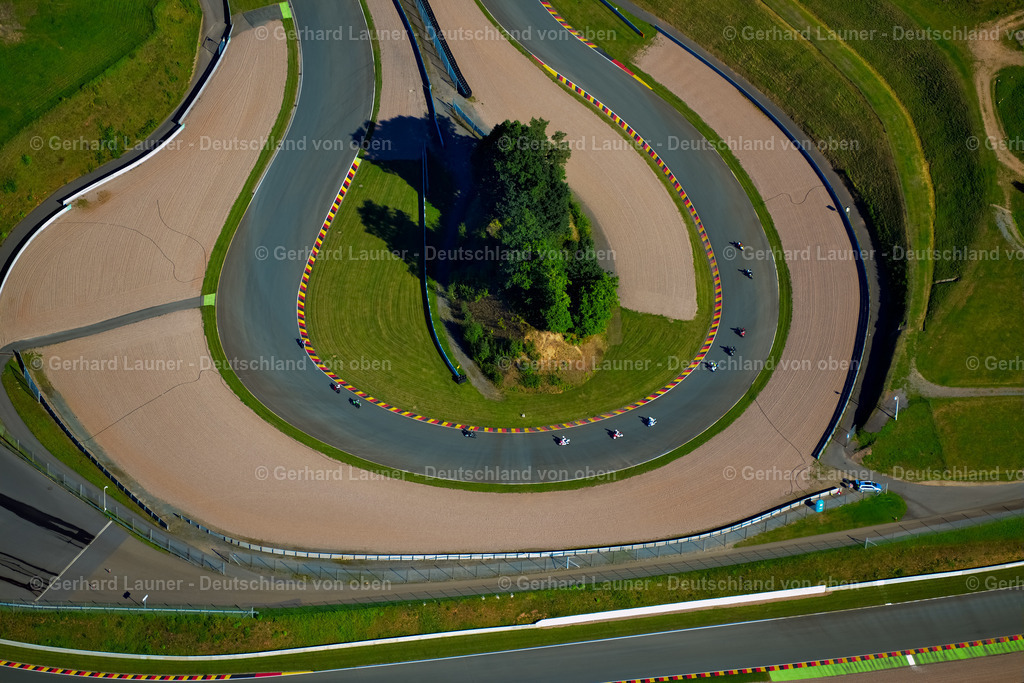 3636829 | Omega-Kurve Sachsenring OBERLUNGWITZ 25.08.2016 Rennstrecke der Rennbahn am Sachsenring in Oberlungwitz im Bundesland Sachsen. Weiterführende Informationen bei: Allgemeiner Deutscher Automobil-Club Sachsen e.V.. // Racetrack racecourse in Oberlungwitz in the state Saxony. Further information at: Allgemeiner Deutscher Automobil-Club Sachsen e.V.. Foto: Gerhard Launer